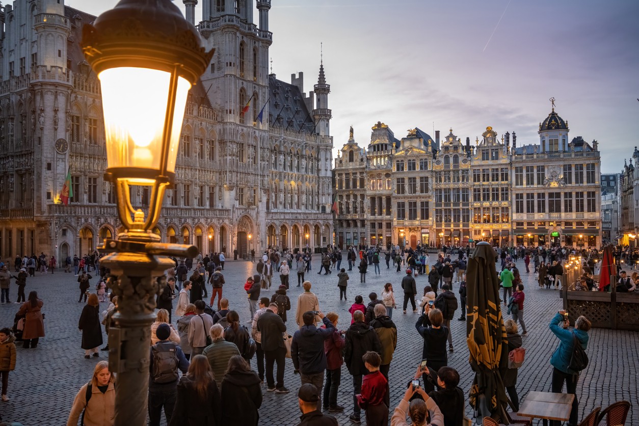 Jesenný podvečer na bruselskom námestí.
