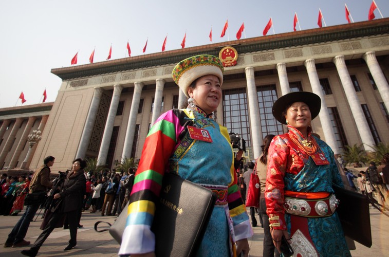 Delegaci na 18. Kongres Komunistycznej Partii chin w strojach mniejszości etnicznej