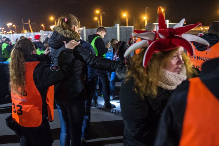 Służby porządkowe sprawdzają kibiców przed wejściem na teren Stadionu Miejskiego we Wrocławiu
