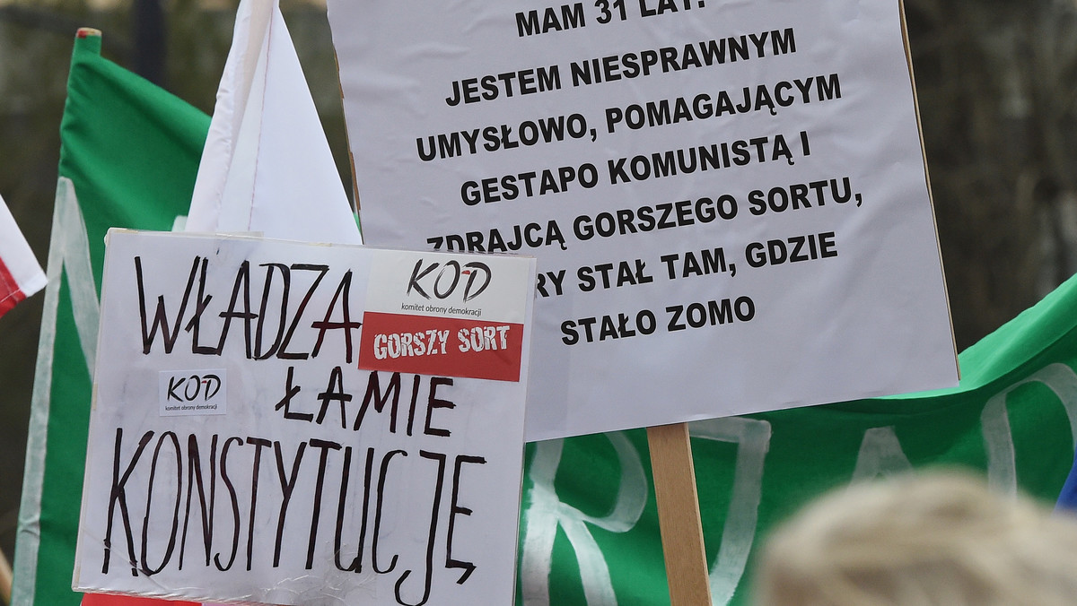Przed godz. 14 zakończyła się warszawska manifestacja Komitetu Obrony Demokracji; rozwiązano ją z uwagi na anonimowy telefon o podłożeniu ładunku wybuchowego.