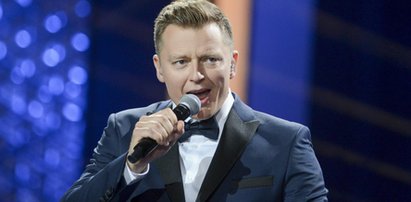 Rafał Brzozowski śpiewa dla czytelników Faktu. Musicie to zobaczyć!