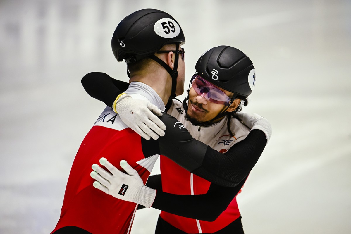 Polacy Diane Sellier (P) i Michał Niewiński (L) cieszą się po finale sztafety mieszanej na 2000 m podczas mistrzostw Europy w short tracku