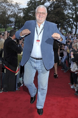 Janusz Zaorski na czerwonym dywanie przed Teatrem Muzycznym w Gdyni