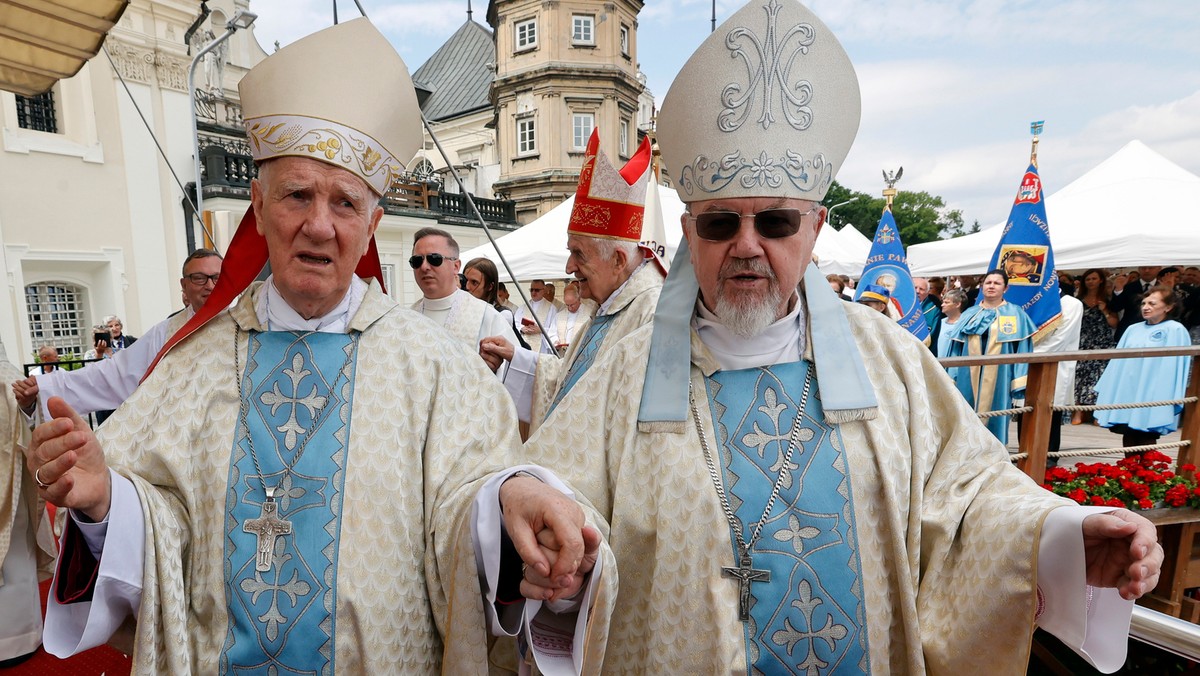 Częstochowa, 11.07.2021. Biskup senior diecezji świdnickiej Ignacy Dec (L) i biskup senior diecezji drohiczyńskiej Antoni Pacyfik Dydycz