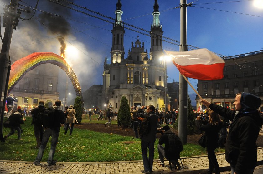 Spalona tęcza na Placu Zbawiciela