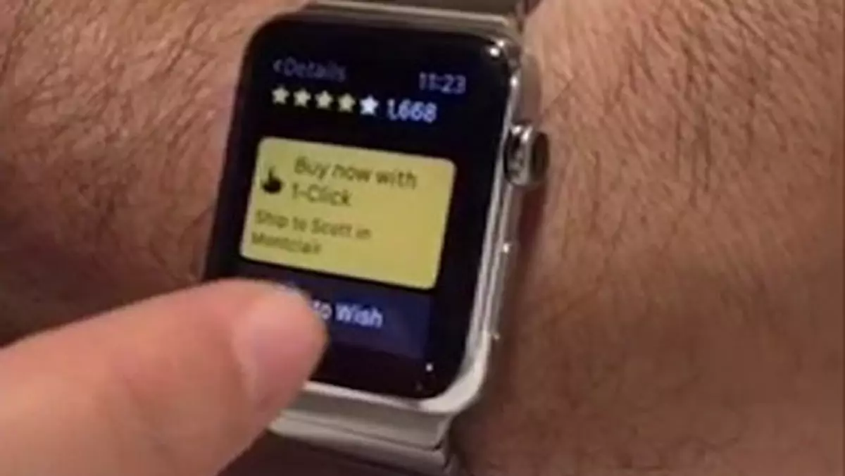 Przypadkiem kupił konsolę demonstrując działanie Apple Watch