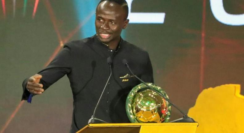 Sadio Mané avec le trophée du ballon-d'or africain qu'il a remporté en 2019