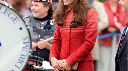 Kate Middleton többször viseljen piros színt!