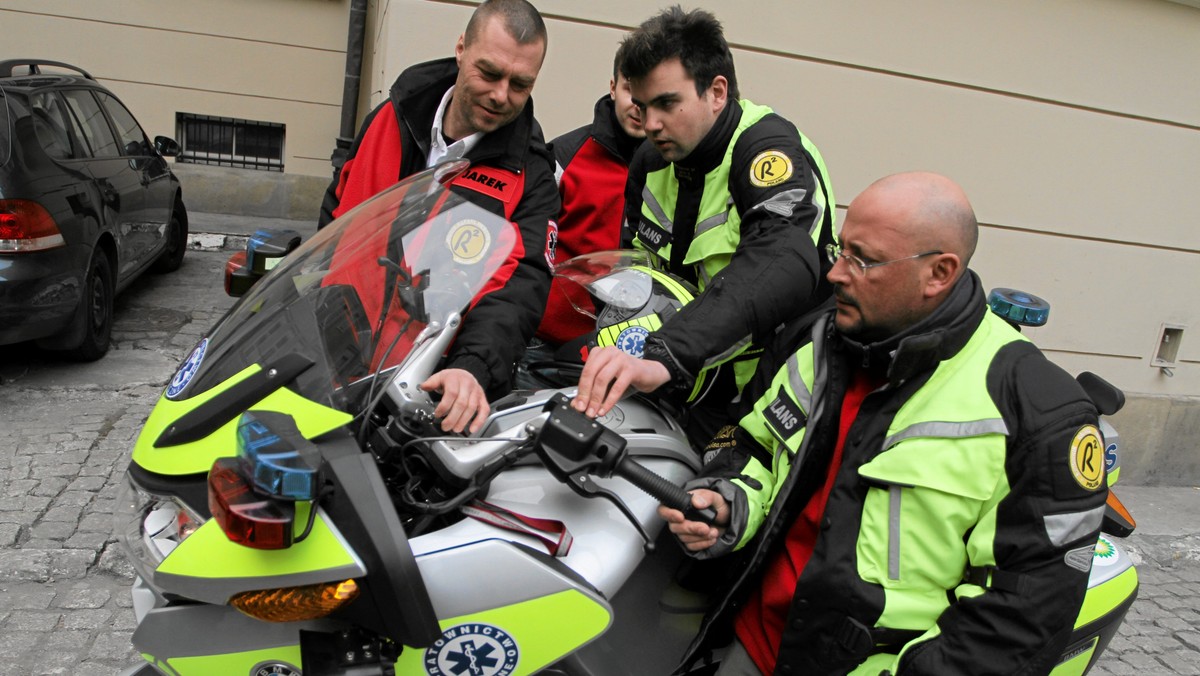 Ratownicy na motorach z Fundacji R2 ponownie będą pomagać ofiarom wypadków drogowych na ulicach Krakowa. Wojewoda małopolski podpisał z nimi kolejną umowę.