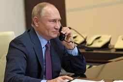 Prezydent Rosji Władimir Putin rozmawia przez telefon