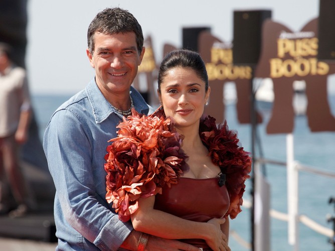 Antonio Banderas (tu na zdjęciu z Salmą Hayek) także może się poszczycić doktoratem honoris causa uniwersytetu w Maladze.