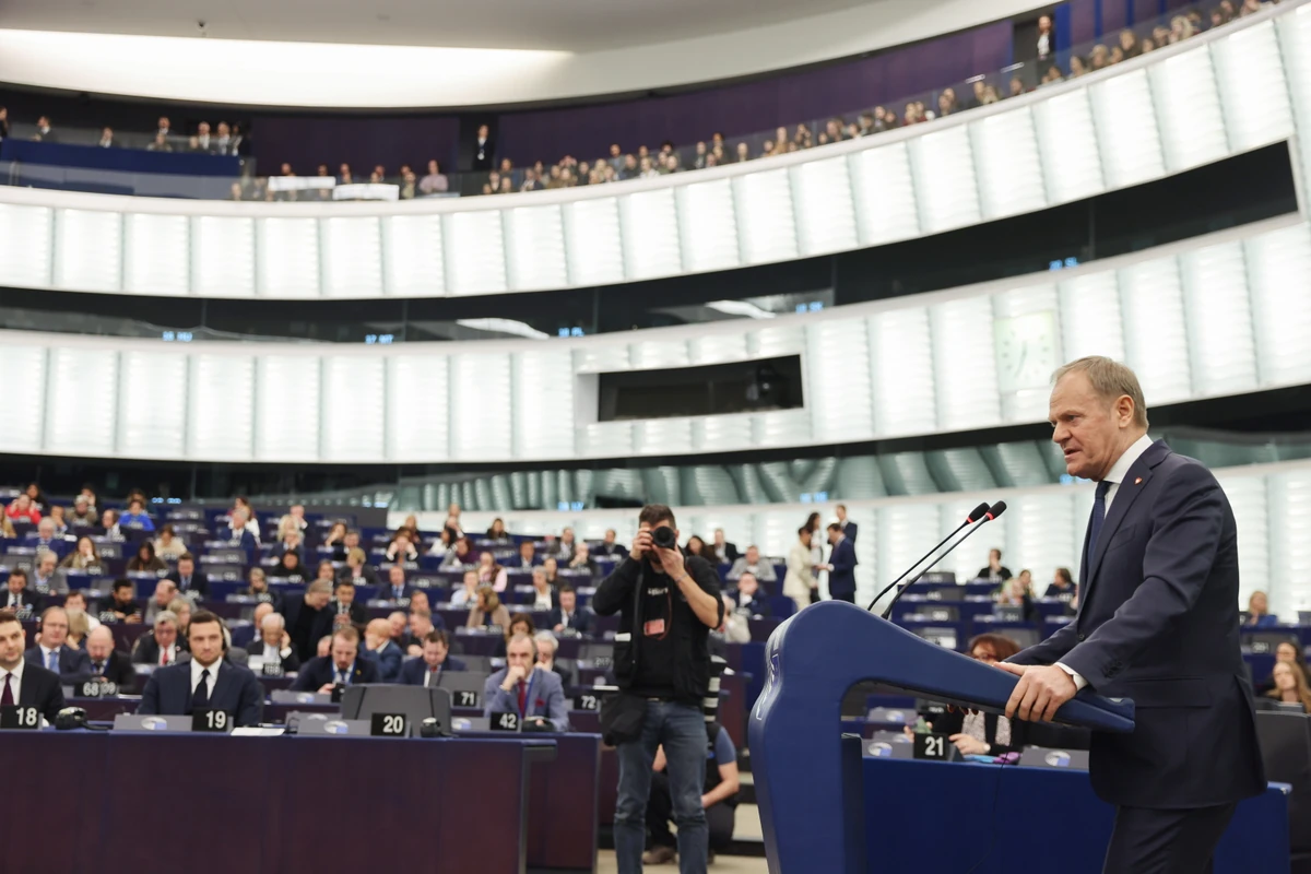 Tusk odpowiada na krytykę prawicy. "Ogarnia ich furia"