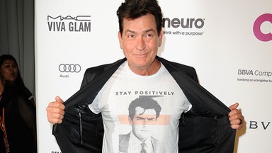 Postrzelił narzeczoną, uzależnił od seksu z prostytutkami i gwiazdkami porno. Charlie Sheen - największy skandalista w Hollywood