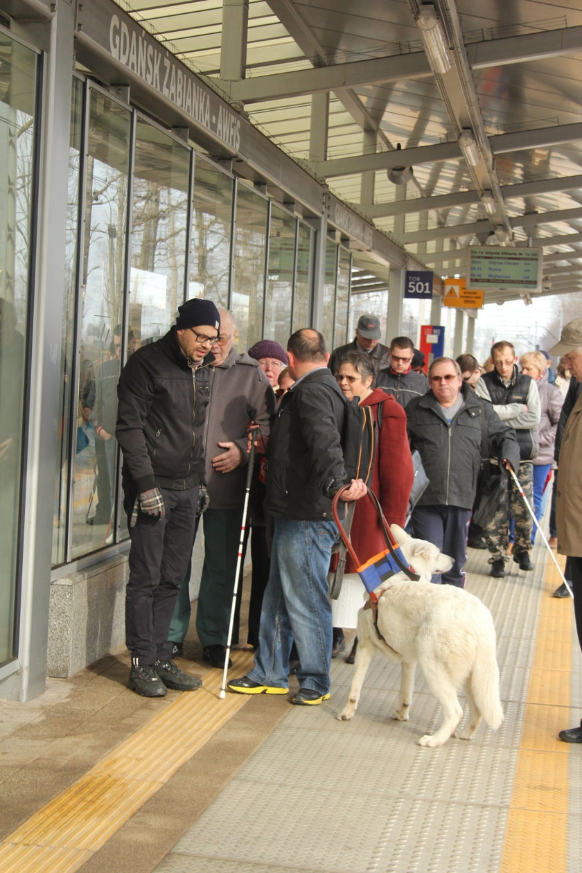 Niewidomi sprawdzili peron SKM Gdańsk Żabianka 