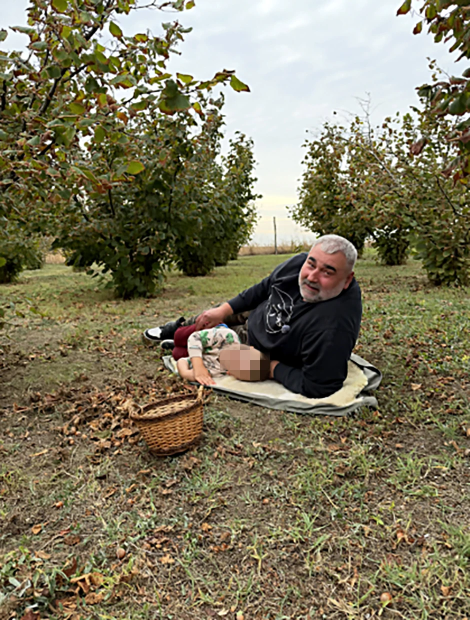 Miki Đuričić pokazao imanje u Kupinovu, uživa sa sinom u voćnjaku