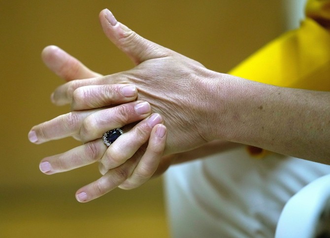 Kejt Midlton skinula verenički prsten