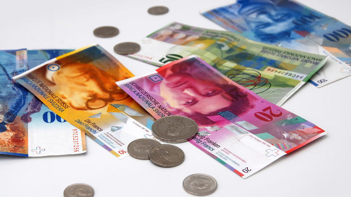 Szwajcaria wydała równowartość jednej trzeciej całego swojego PKB na obronę kursu franka przez nadmiernym umocnieniem. Dzięki tej akcji polscy kredytobiorcy płacili mniejsze raty kredytów - informuje "Gazeta Wyborcza".