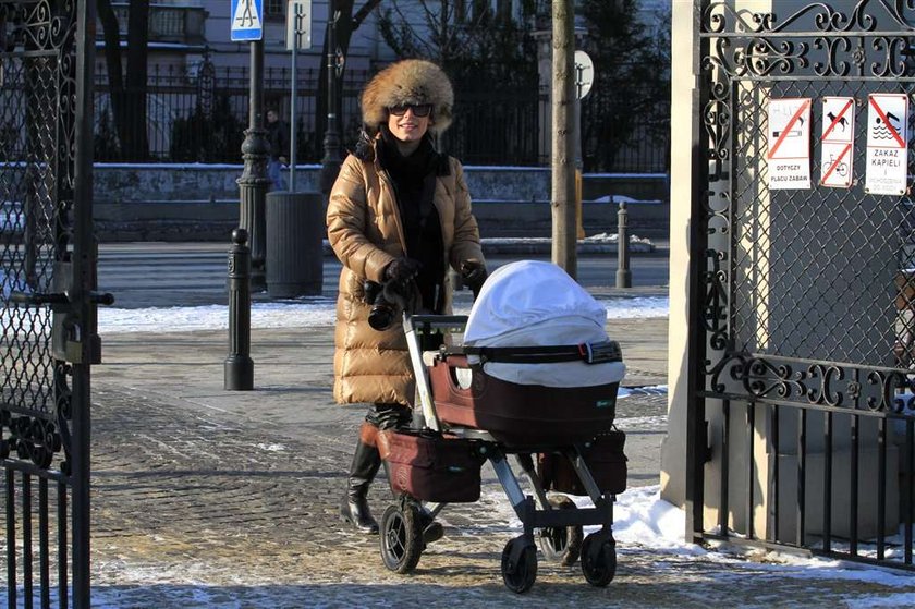 Anna Mucha z córeczką na spacerze. Foto