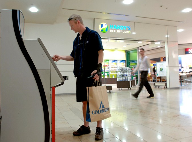 <strong>Pomoc finansowa konsulatu</strong>
<br></br>
To wariant awaryjny w przypadkach szczególnie trudnych. Polscy konsulowie zostali upoważnieni  (Dz.U. 2002, nr 151, poz. 1262 z późn. zm.) do pomocy finansowej w sytuacjach, gdy obywatel Polski pokryć kosztów powrotu do kraju. 
<br></br>
Aby móc skorzystać z takiej pomocy należy wykazać, że nie jest możliwe otrzymanie środków finansowych z Polski lub innego kraju, ani opłacenie tą drogą biletu do kraju (badana jest także możliwość zakupu biletu kredytowanego. Służby konsularne sprawdzają ponadto czy potrzebujący pomocy może skorzystać np. z karty kredytowej lub innego rodzaju płatności bezgotówkowej. Wnioskujący nie otrzyma pomocy konsularnej także wtedy, gdy możliwe będzie sfinansowanie jego powrotu na podstawie przepisów o usługach turystycznych. 
<br></br>
W wyjątkowych sytuacjach niedostatku właściwy miejscowo konsul - w ramach posiadanych środków na pomoc konsularną - może udzielić bezzwrotnej zapomogi na pokrycie niezbędnych wydatków związanych np. z pobytem, wyżywieniem lub leczeniem i opieką.  
<br></br>
<a  href=