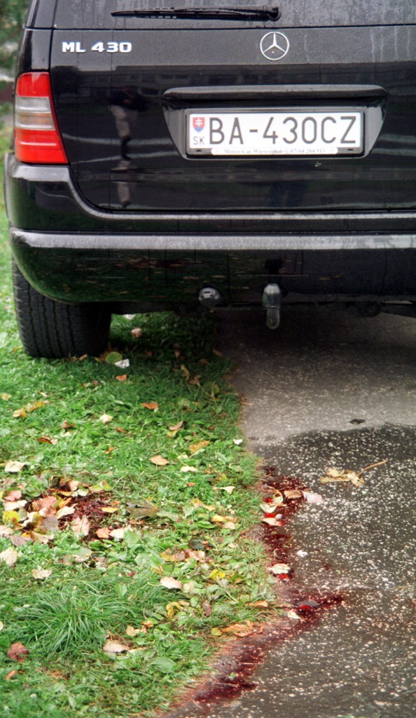 Stopy krvi po útoku na Romana Deáka.