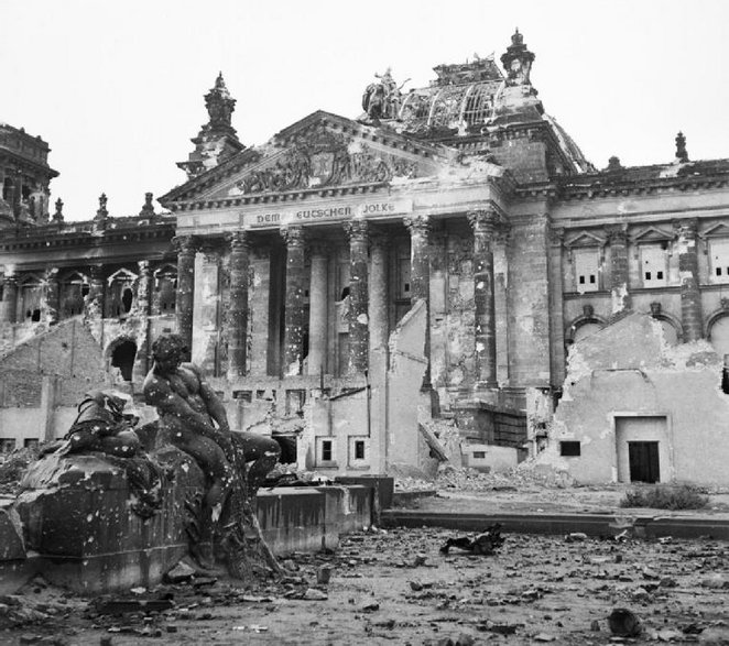 Zniszczony Reichstag w Berlinie po zdobyciu przez wojska radzieckie
