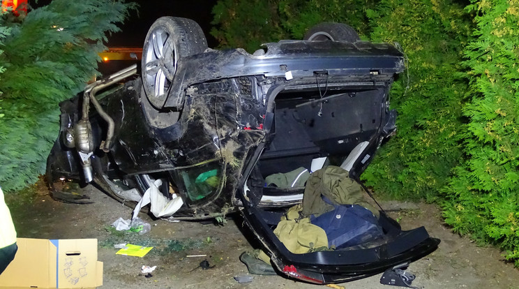 Meghalt az autó sofőrje/ Fotó:  MTI - Donka Ferenc