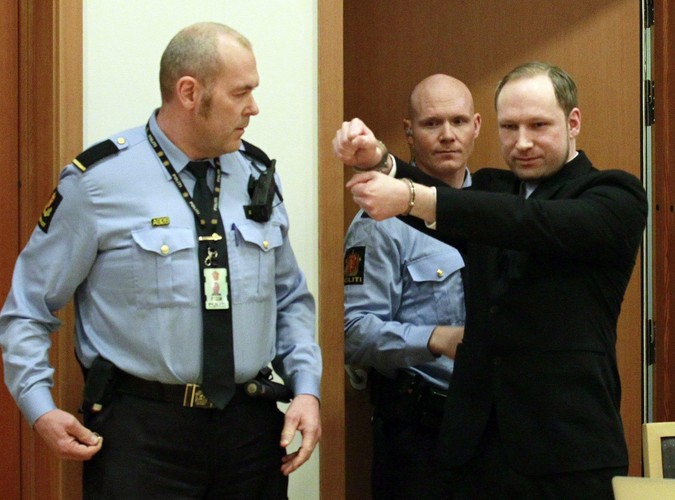 Breivik czuł się pewnie na sali sądowej. Pozował przed dziennikarzami, uśmiechał się do kamer, wreszcie oświadczył, że jego zamach miał charakter prewencyjny. Nie krył zadowolenia z tego co zrobił