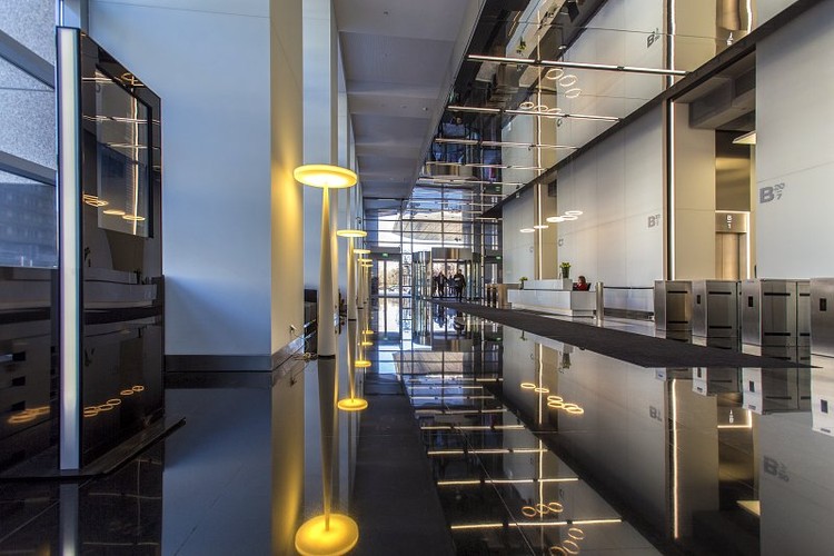 Odwiedzający budynek otrzymują przepustki w postaci QR kodów otwierających bramki wejściowe. Taki kod można uzyskać, rejestrując swoje wejście w tradycyjny sposób – w recepcji, lub zgłaszając wizytę drogą mailową. Na swoją skrzynkę mailową gość otrzyma wygenerowany QR kod uprawniający do wejścia w danym czasie do budynku. Następnie kod można wydrukować lub zapisać w telefonie komórkowym, np. w aplikacji Wallet. <br><br>

Technologie w wersji smart występują zazwyczaj pod postacią monitorów informujących o czasie oczekiwania na dźwig albo o numerze windy, do której należy się udać celem wjazdu na preferowane piętro. Inteligentne systemy obejmują też procesy rezerwacji sal konferencyjnych i miejsc parkingowych. Pracownicy i goście WFC mogą na co dzień korzystać z inteligentnego systemu wind – na panelu należy wystukać numer piętra, a system wskaże, do której windy należy się udać. Dzięki temu osoby jadące na te same piętra wsiądą razem, a winda zatrzyma się maksymalnie na pięciu piętrach. System nie tylko skraca czas oczekiwania, poprawia również fluktuację pracowników na poszczególne pietra. <br><br>

Interaktywne kioski informacyjne wskazują lokalizacje poszczególnych najemców. Z kioskami zlinkowana jest strona internetowa www.wfc.pl. WFC jako pierwszy w tej części Europy ma własną aplikację mobilną, która ułatwia funkcjonowanie w budynku i jego okolicy.