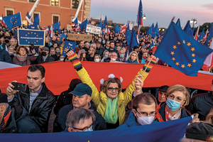 „My ZostajeMY w UE! Jesteśmy z Europą – demonstracja zwołana przez Donalda Tuska na placu Zamkowym w Warszawie, 10 października 2021 r