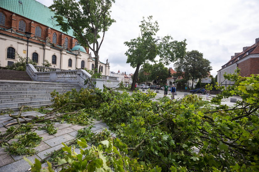 Katastrofalne skutki nawałnic: pozrywane dachy, latające płyty, tysiące domostw bez prądu