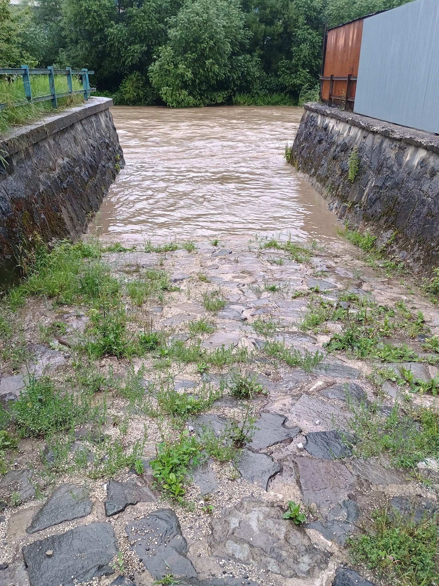 Hladina rieky Kysuca na vodomernej stanici Čadca stúpla.