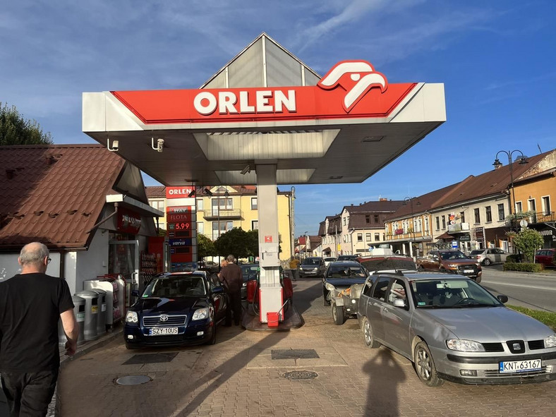 Polski rząd ma Orlen w rękach. Próbuje pozyskać wyborców niższymi cenami paliw.