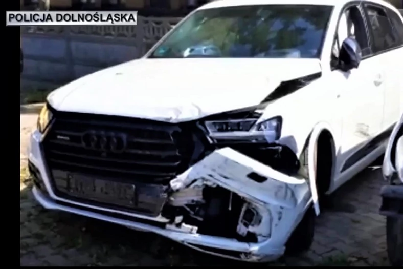 Uszkodzone, skradzione Audi Q7, którym szalał 20-latek