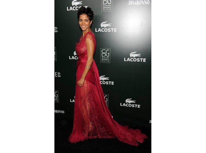 Pólprzejrzysta suknia w malinowym odcieniu odsłaniała osławione kształty Berry.