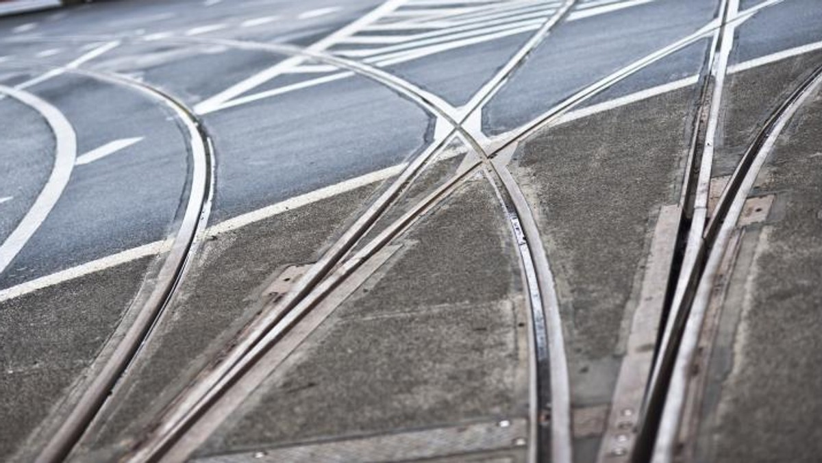 Władze Olsztyna chcą już wkrótce informować mieszkańców, jak bezpiecznie poruszać się po drodze, po tym jak jesienią pojawi się nowy środek transportu zbiorowego - tramwaj. Będą zachęcać także olsztynian do częstszego korzystania z publicznej komunikacji.