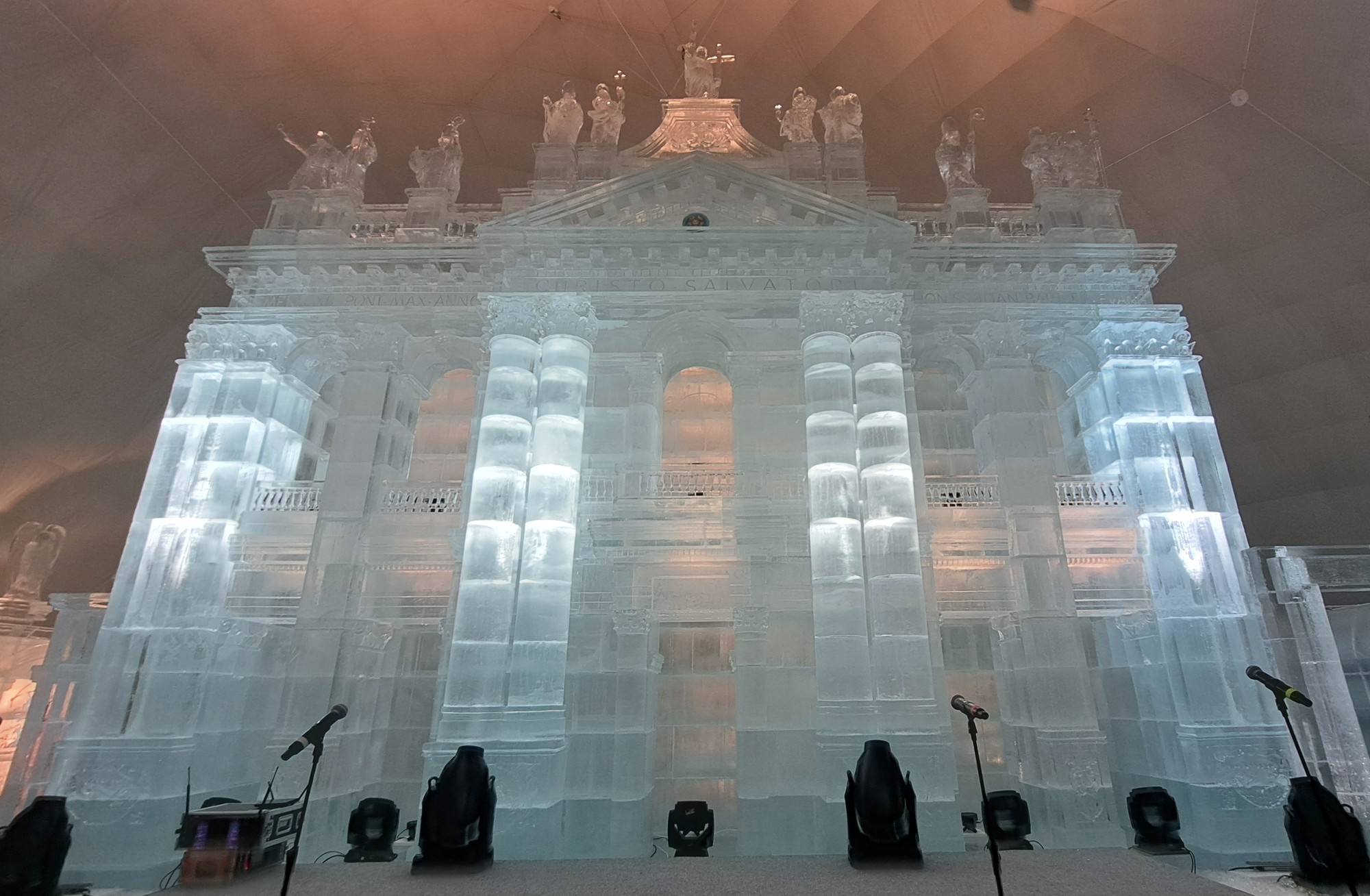 Tatranský ľadový dóm na Hrebienku bol v roku 2025 inšpirovaný Bazilikou sv. Jána v Lateráne v Ríme.