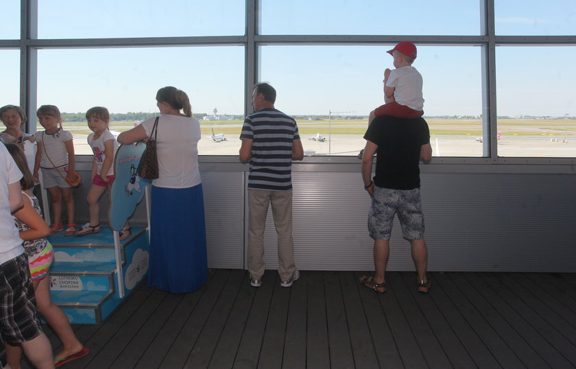 Rodzice apelują do władz lotniska Chopina: Chcemy więcej podestów dla dzieci!