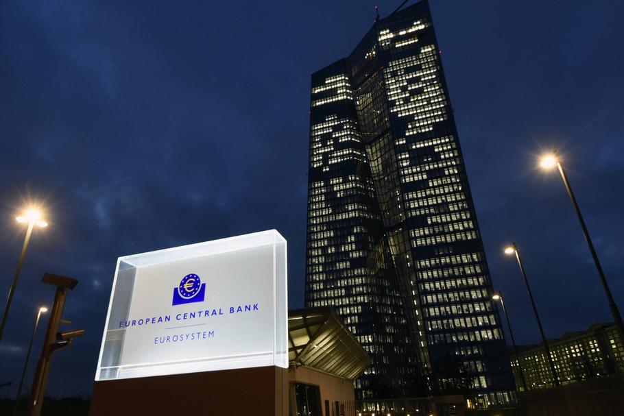 EBC „drukuje” pieniądze a euro się wzmacnia. Jak to możliwe?