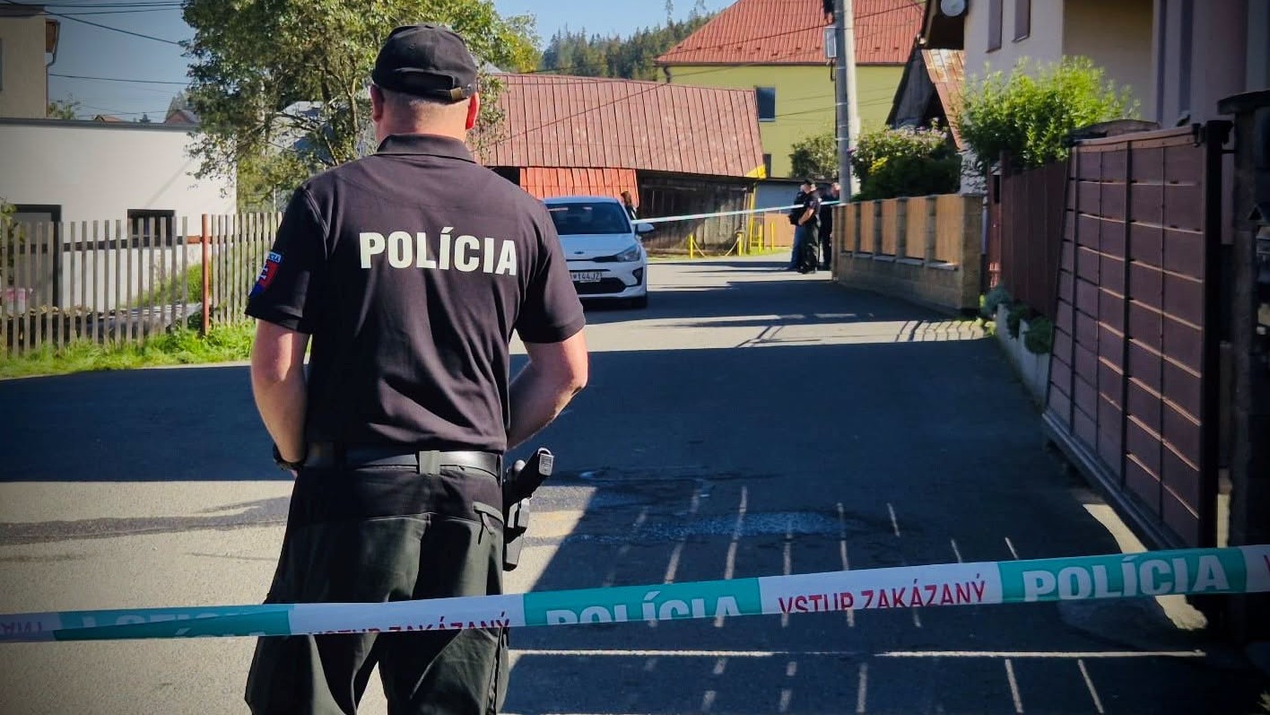 Polícia pre útok v Staškove vypočula svedkov a zaisťovala stopy. 