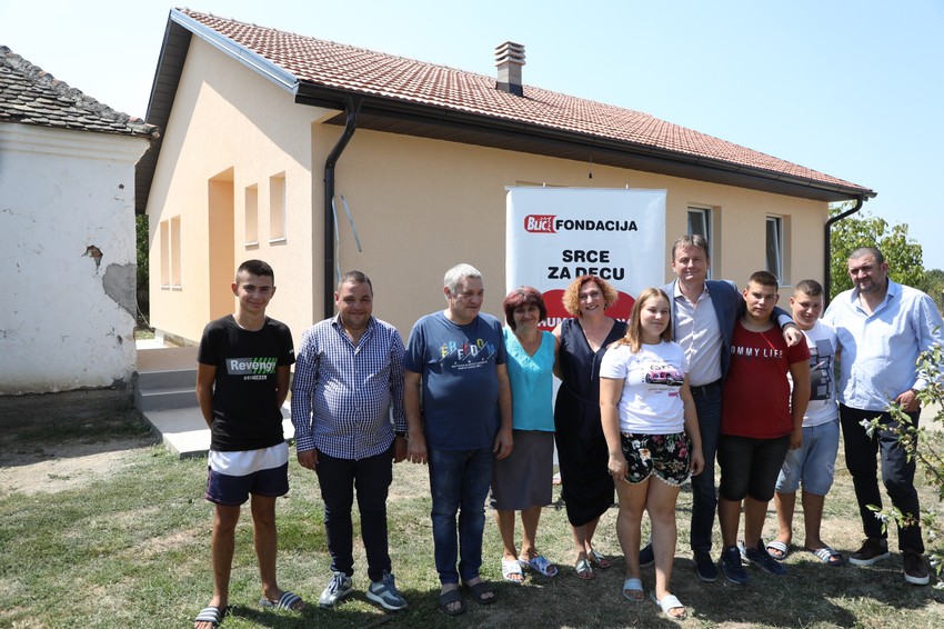 Porodica Mitrović sa donatorima