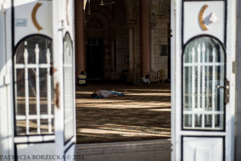 Mężczyźni odpoczywają w jednym z meczetów w stolicy Palestyny. Ramallah, Palestyna, 2014