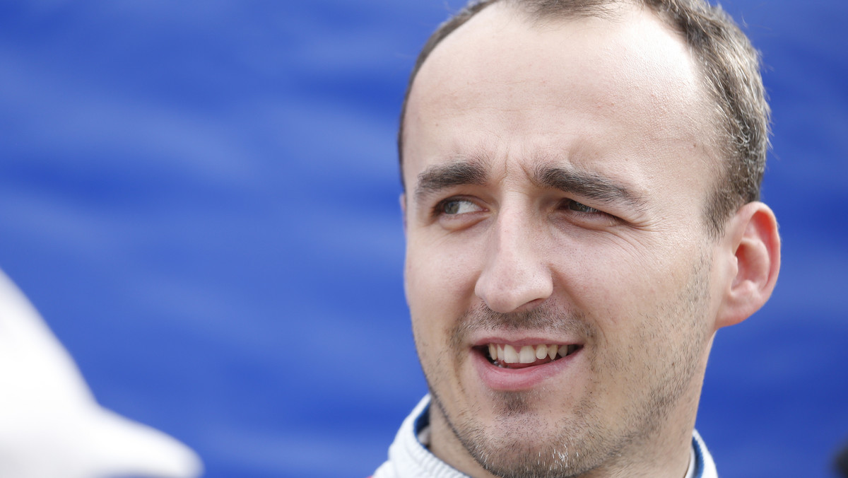 We wtorek Kubica zasiadł za sterami bolidu Renault z roku 2012 i wykonał 115 okrążeń na torze w Walencji. Pojazd Formuły 1 krakowianin poprowadził po raz pierwszy od sześciu lat. - To był dla mnie bardzo ważny dzień, pełen emocji. Minęło sporo czasu, od kiedy byłem ostatnio w padoku - komentował swój występ Kubica.