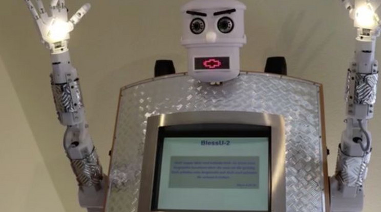 A robot képes megáldani a hívőket