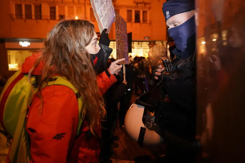 Protestujący w Warszawie zebrali się przed budynkiem TVP