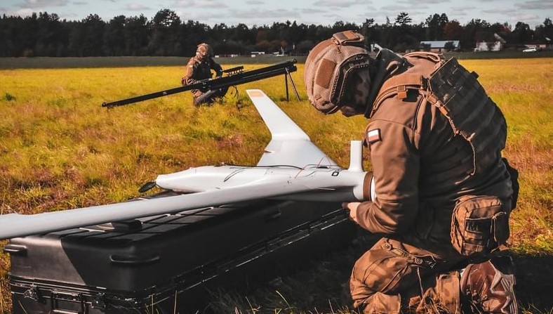 Dron Orbiter 2B w trakcie przygotowania do lotu. W tle widać rampę, przy pomocy której startuje bezzałogowiec.