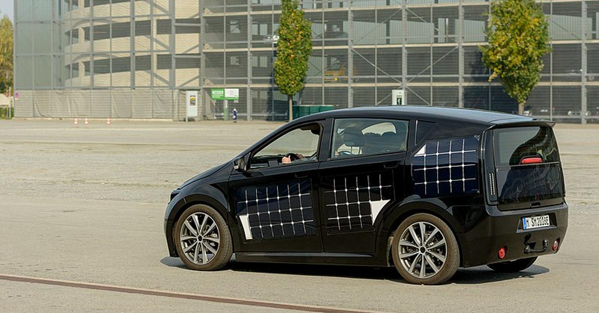 Startup z Niemiec sprzedaje samochód elektryczny zasilany