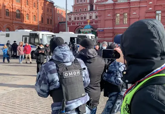 Niedziela pełna protestów w Rosji. Zatrzymane osoby śpiewają antywojenne pieśni [WIDEO]