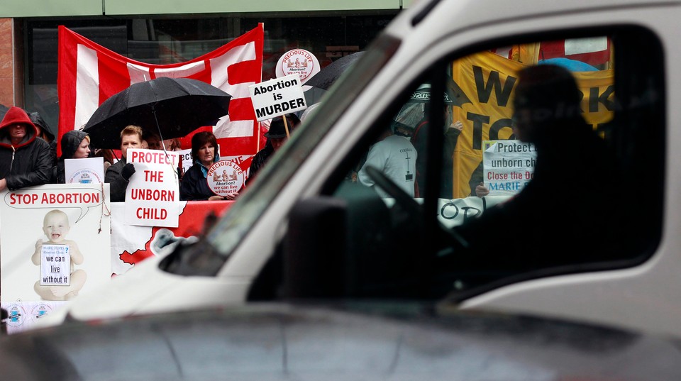 Protest przeciwko pierwszej prywatnej kliniki aborcyjnej w Irlandii Płn.