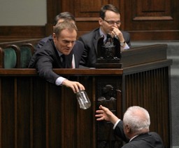 Debata nad odwołaniem Nowaka: Minister transportu otrzymał pluskwę od pasażeów