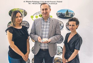 Pastylka do czyszczenia języka. Polski wynalazek został obsypany nagrodami [EUREKA!]